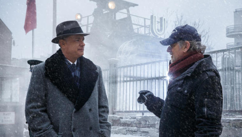 تام هنکس و استیون اسپیلبرگ در پشت صحنه فیلم «پل جاسوس ها»(Bridge of Spies)